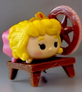 Disney Tsum Tsum *La Bella Addormentata* AURORA PINK DRESS MEDIUM Figura e supporto - Foto 1 di 9