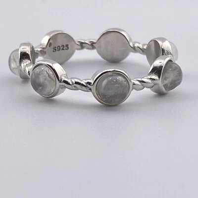 Soberbo anel de pedra da lua com moldura de prata esterlina 925 design de banda torcida - Imagem 1 de 4