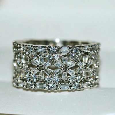 ANILLO DE ETERNIDAD BAGUETTES Y FLORES CIRCONITA CÚBICA DE 3,89 QUILATES ~ ALTA COSTURA ~ TALLAS: 7-8 Foto 1 de 4