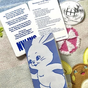 NewJeans 1st EP Weverse Lyric Book + Unused Album QR Code Photo Card - Picture 1 of 2