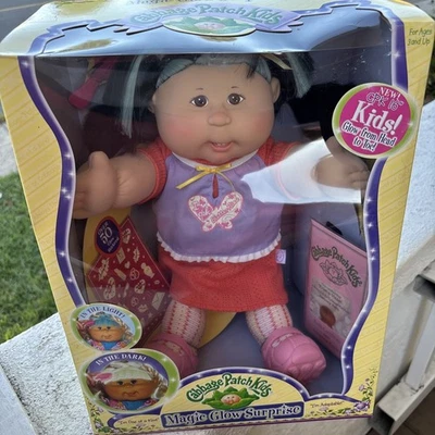 Cabbage Patch Kids Magic Glow Surprise 2007 Trisha violeta nuevo en caja Foto 1 de 4