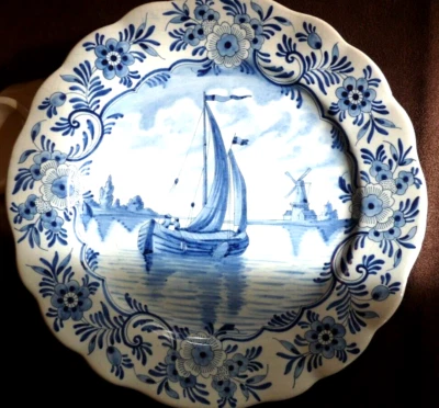 Assiette faience polylobée Bleu de Delft 25 Ø,  moulin voilier signée B 288 J. - Photo 1/4
