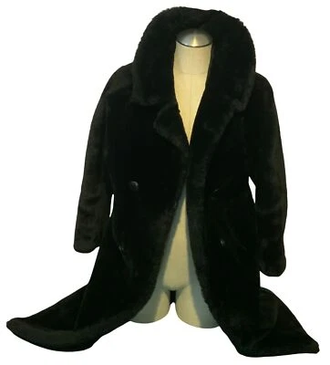 Abrigo negro de piel de oveja de piel de oveja de doble pecho con forro de cachemira y espalda con cinturón Foto 1 de 4