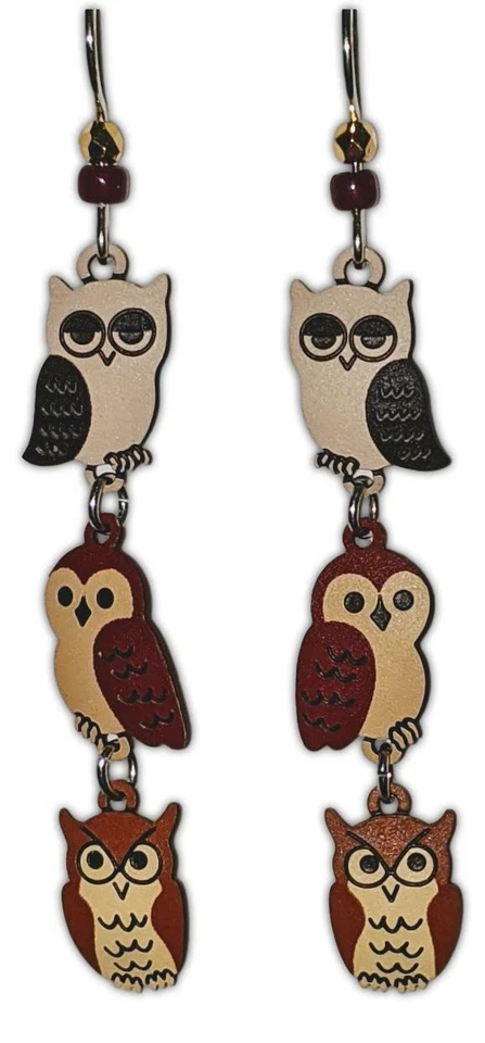 Pendientes hipoalergénicos TRES BÚHOS, enchapados en plata de ley, de Sienna Sky Foto 1 de 1