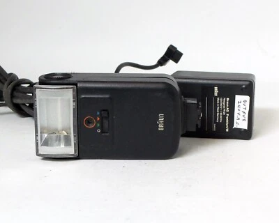 Braun Model 2000 F022 Electronic Flash Universal 35mm SLR film camera As Is - Image 1 of 2