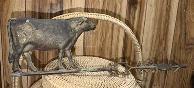 Flecha de dirección del viento de veleta de metal fundido antigua con novelo de vaca de granja Foto 1 de 4