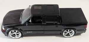 2000 Chevrolet® S-10™ with Removable Tonneau Cover Dub City Jada Toys 1:24 Scale - Picture 1 of 18