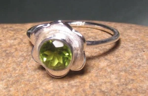 Anillo de plata esterlina corte diario flor peridoto Reino Unido P/Estados Unidos 7,75. Bolsa de regalo. - Imagen 1 de 7