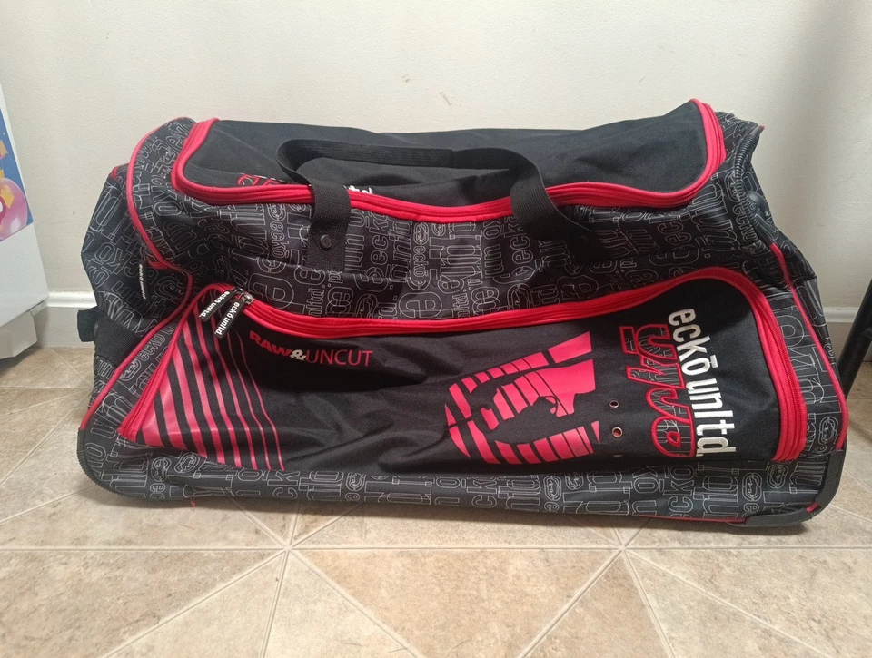 Ecko Unltd. Bolsa de lona con ruedas ilimitada 32" negra y roja Foto 1 de 4