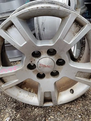 Центральный колпак колеса 18 дюймов окрашенный в серебристый цвет ID 9596876 подходит для GMC Acadia 693179 2013-2016 годов выпуска - Изображение 1 из 4