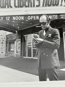 Foto real C 1960 8x10 hombre de pie frente a Pussycat teatro dinero cigarro - Imagen 1 de 3