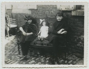 Mädchen mit Puppe großes Modell. Spielzeug. 30er Jahre. - Bild 1 von 1