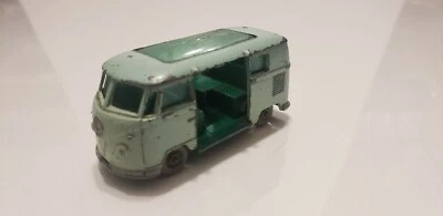 Volkswagen Caravette Nº 34 LESNEY 1:64 años 60 vintage - ruedas grises/verde pálido Foto 1 de 4
