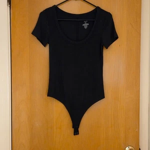 Body de manga corta Nuuds para mujer S negro acanalado modal elástico minimalista gótico - Imagen 1 de 6