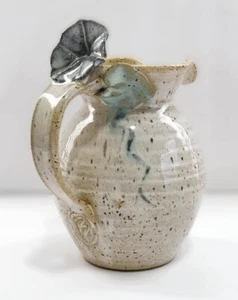 Studio Kunst Keramik Milchkännchen Krug 5,5" hoch hellbraun mit blauer Blume am Griff - Bild 1 von 5