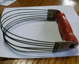 Vintage ANDROCK Red Wooden Hand lWire Pastry Blender Pie Dough Cutter USA  - Bild 1 von 5