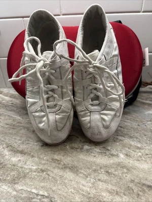 Nfinity Evolution 白色 Cheer 鞋 带红色手提箱 尺寸 7.5 — 第 1/4 张图片