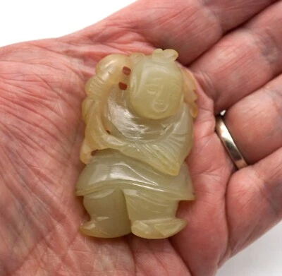 Старинный бледно-желтый оттенок баранины жира нефрит резьба фигурка человека держит рыбу - Изображение 1 из 4