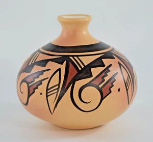 VINTAGE JOHN DINEH NATIVE AMERICAN NEW MEXICO POTTERY VASE 11cm - Picture 1 of 6
