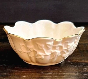 Lenox Fine China Ivy Trellis Scalloped Bowl Ivory & 24 K Gold Trim 4.5"W X 2"H - Picture 1 of 9