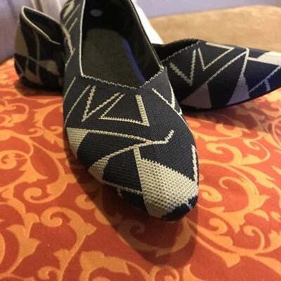 Pisos Ballet Punta Punta, Mujer EU 40, Azul Marino y Plata Estampado Geométrico Foto 1 de 4