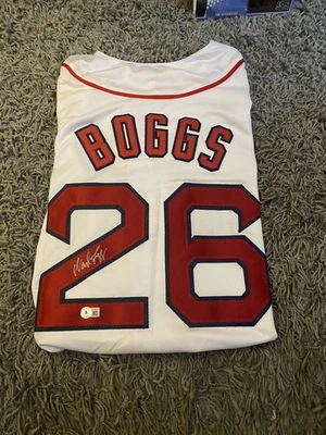 Camiseta Wade Boggs Autografiada Firmada Medias Rojas BECKETT CERTIFICADO DE AUTENTICIDAD XL Firmada 🔥 Foto 1 de 4