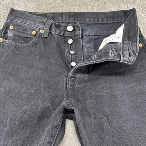 Pantalones de mezclilla Levis 501 para hombre 30x32 negros pierna recta calce regular lavado oscuro botón mosca - Imagen 1 de 15