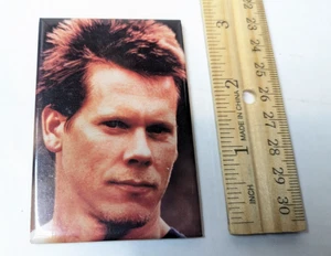 Imán de colección Kevin Bacon estrella de cine joven Ata Boy EE. UU. 90s - Imagen 1 de 3
