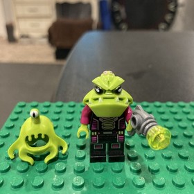 LEGO Alien Conquest Minifigure (ac003) & Clinger 7051 UFO Tripod Invader Defense