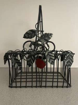 De colección - Cesta de metal de manzana de alambre verde rectangular 5x7 con hojas de hiedra y manzana roja Foto 1 de 4