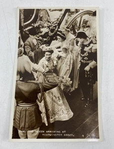 Queen Elizabeth Llegando a la Abadía de Westminster RPPC Coronación de San Valentín década de 1950 - Imagen 1 de 4