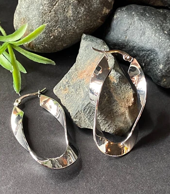 PAR de pendientes de aro ovalados retorcidos enchapados en iones de acero inoxidable de 22 g Foto 1 de 3