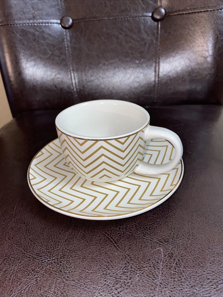 Juego de taza y platillo de gres Foto 1 de 1