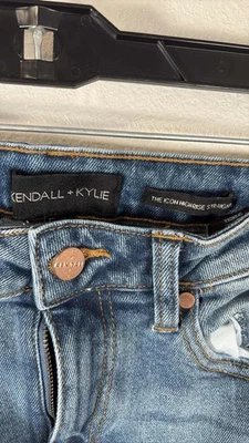Pantalones de mezclilla Kendall + Kylie The Icon tiro alto rectos azules para mujer 5/27 desgastados Foto 1 de 4