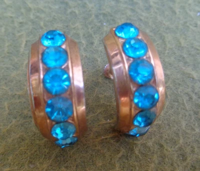 Antigo. Brincos de tom dourado meio redondo de strass azul brilhante assinado Coro Pegasus - Imagem 1 de 4