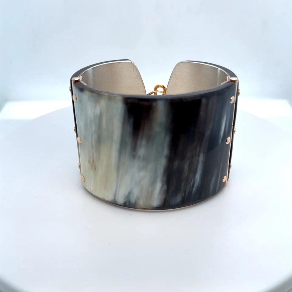 Bracelete de punho FEDERICA RETTORE preto mesclado chifre de zebu  - Imagem 1 de 4