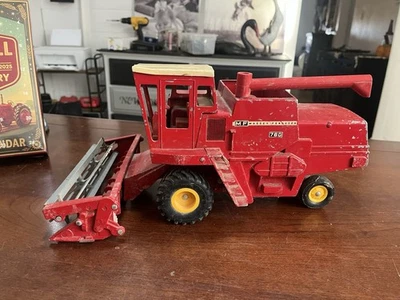VINTAGE MASSEY FERGUSON 1/16 SCALE 760 TOY COMBINE ERTL!! - Image 1 of 4
