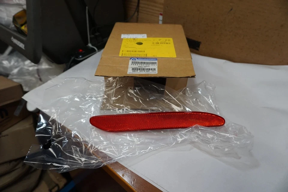 Reflector de cubierta de parachoques trasero derecho Chrysler 200 2015-2017 68110374AA OEM nuevo Foto 1 de 1