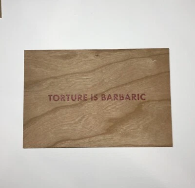 Postal de madera de Jenny Holzer - TORTURA ES BÁRBARA - de la serie Truisms Foto 1 de 2