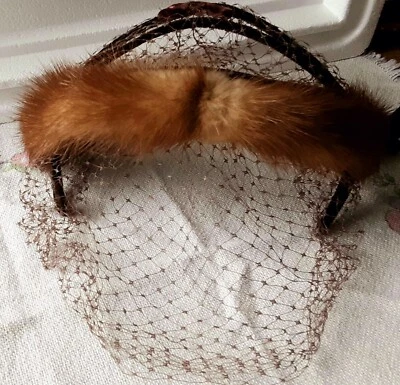 Medio sombrero o diadema velada marrón (inmitación) de piel recortada vintage años 30 40 Foto 1 de 4