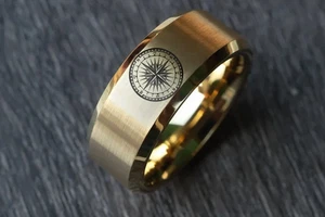 Anillo de boda biselado brújula náutica marinero carburo de tungsteno dorado para hombre - 8 mm - Imagen 1 de 3