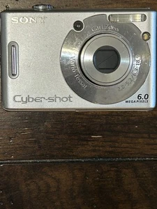 Cámara digital Sony Cyber-shot DSC-W30 6,0 MP ¡¡Solo para piezas!! Cargador + Batería - Imagen 1 de 11
