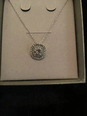 NUEVO EN CAJA 1/4 CT. T.W. Colgante multidiamante certificado cultivado en laboratorio en oro blanco de 14 K Foto 1 de 3