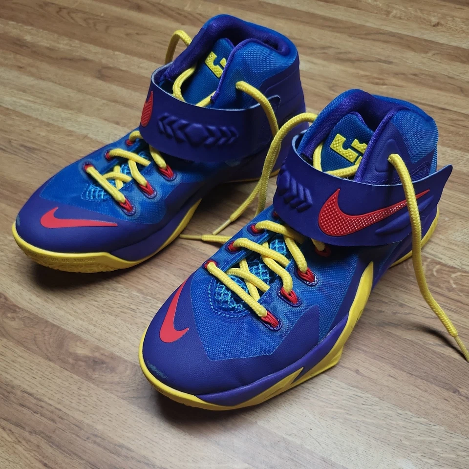 Zapatos de baloncesto para jóvenes Nike Lebron Soldier VIII. Talla 5,5 Juvenil Foto 1 de 4