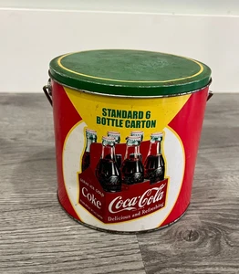 Coca-Cola Vintage Werbung auf Sammlerdose Farbdose mit Griff, 5,25" Höhe & Breite - Bild 1 von 5