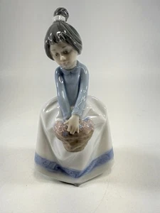 Lladro Nao Figurine Pretty Posies Girl With Flowers #1128G Daisa 1990 Spain - Picture 1 of 5