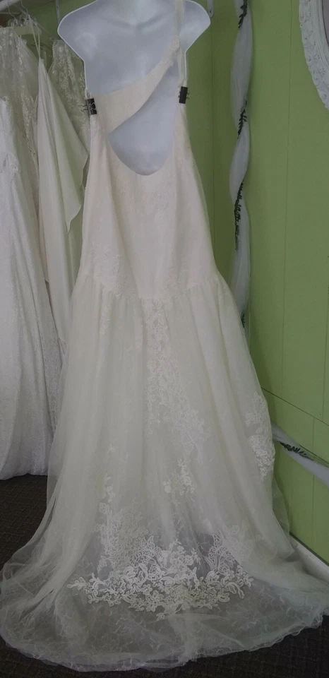 Vestido de novia, blanco de Vera Wang un hombro, talla 12, marfil.  Hermoso! Foto 1 de 4