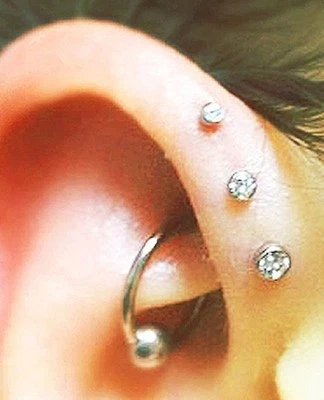 Brinco piercing 16g 1/4" 2mm 2.5mm & 3mm MINÚSCULO CZ TRIPLO FRENTE HÉLICE CARTILAGEM - Imagem 1 de 4