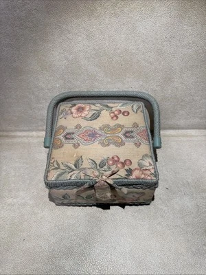 "Caja de almacenamiento de cesta de costura acolchada vintage de 8"" azul floral borde de mimbre BK6" Foto 1 de 4