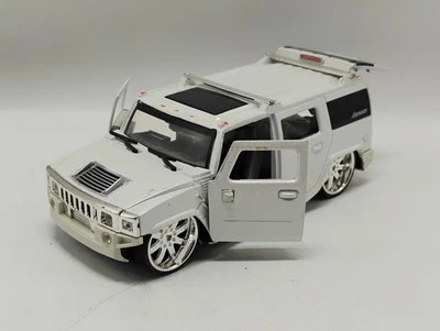 Malibu International 1:32 Scale White 2004 Hummer H2 FOR PARTS OR REPAIR - Image 1 of 4
